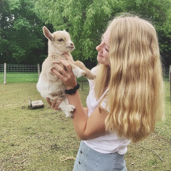 Meet your Posher, Brenna🥰 - Picture 3 of 7